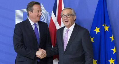 David Cameron, junto al presidente de la Comisi&oacute;n Europea, Jean-Claude Juncker.
