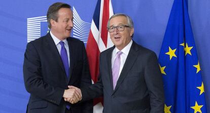 David Cameron, junto al presidente de la Comisión Europea, Jean-Claude Juncker.