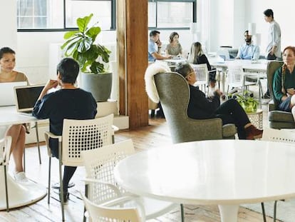 Personas felices en compañías rentables