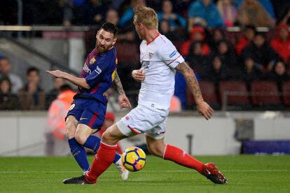 El delantero argentino Lionel Messi diputa el balón al defensa danés Simon Kjaer.