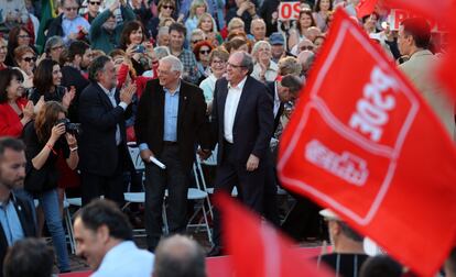 Mitin de cierre de campaña del PSOE celebrado en Madrid. Desde la izquierda, Pepu Hernández, candidato al Ayuntamiento de Madrid; Josep Borrell, cabeza de lista al Parlamento Europeo, y Ángel Gabilondo, candidato a la Comunidad de Madrid.