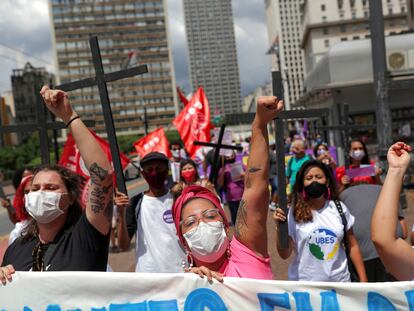 Mulheres protestam neste 8 de março por direitos e melhoria da gestão da pandemia no Brasil, em São Paulo.