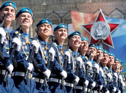Militares rusos en la Plaza Roja durante el desfile del Día de la Victoria. 
