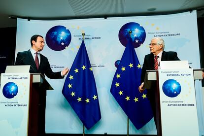 Albin Kurti (a la izquierda) y Josep Borrell, durante su conferencia de prensa conjunta en Bruselas, el pasado jueves.