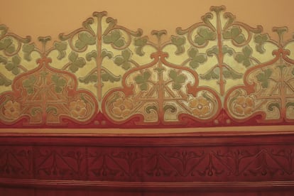 Detalles de uno de los esgrafiados de las paredes de los pasillos de la Casa Lleó i Morera, obra de Domènech i Montaner que ahora se abrirá al público.