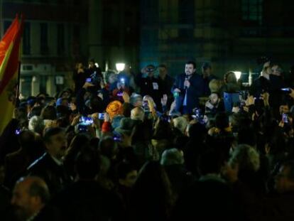 Alberto Garzón, en el mitin improvisado que dio anoche en una plaza de Madrid a quienes no cupieron en el acto.