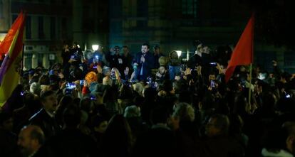 Alberto Garzón, en el mitin improvisado que dio anoche en una plaza de Madrid a quienes no cupieron en el acto.