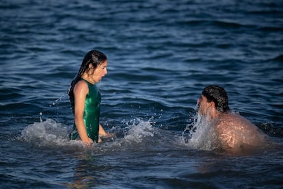 La actriz con un bañador verde y de sus colaboradores prepara su intervención artística en el agua para agosto en Málaga.