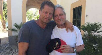 Michael Douglas con su amigo el actor y director alemán Til Schweiger este verano en su casa de Mallorca.