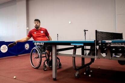 Integrantes del 'Team Para Chile', entrenan tenis de mesa en las instalaciones del Centro de Entrenamientos Paraolímpico, en Santiago, el 23 de abril.