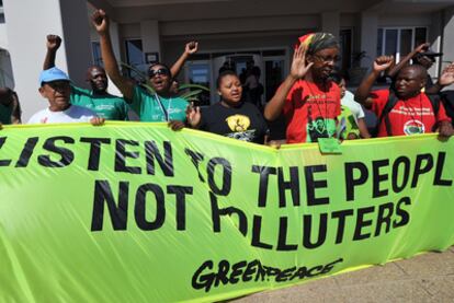 "Escuchad a la gente, no a los contaminadores", es el lema de los ecologistas en la Cumbre del Clima de Durban (Sudáfrica).