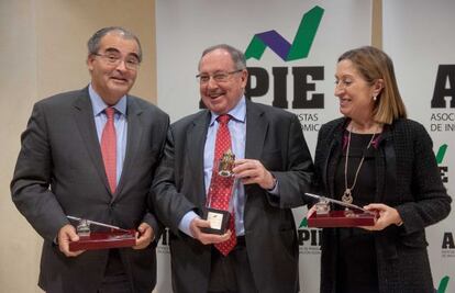 De izquierda a derecha: Ángel Ron, presidente del Popular, José Luis Bonet, presidente de Freixenet y Ana Pastor, ministra de Fomento, tras recibir los premios Tintero de la APIE