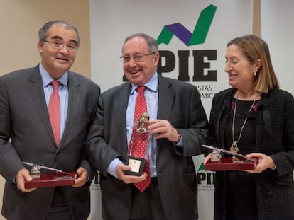 De izquierda a derecha: Ángel Ron, presidente del Popular, José Luis Bonet, presidente de Freixenet y Ana Pastor, ministra de Fomento, tras recibir los premios Tintero de la APIE