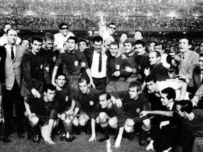El equipo español celebra el título del 64 en el Bernabéu.