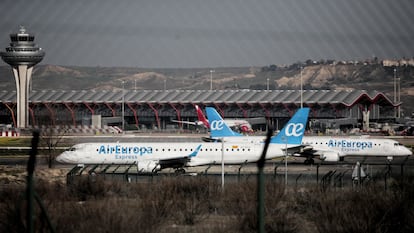 Dos aviones de la compañía Air Europa, en el aeropuerto de Barajas, en febrero de 2020.