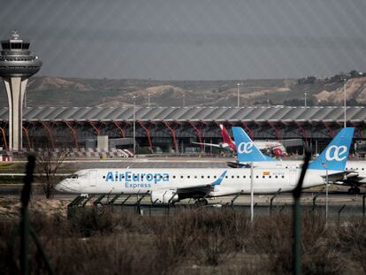 Dos aviones de la compañía Air Europa, en el aeropuerto de Barajas, en febrero de 2020.
