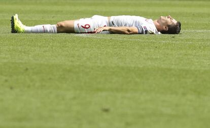 Robert Lewandowski yace en el suelo durante el partido contra Suiza