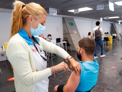 Un hombre recibe la vacuna contra la covid en el Wizink Center de Madrid el 24 de agosto.