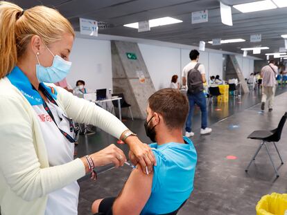 A man getting vaccinated at Madrid's Wizink Center on August 24.