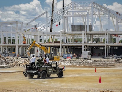 López Obrador recorre el sitio de construcción del aeropuerto en Tulum (Estado de Quintana Roo), el 23 de septiembre.