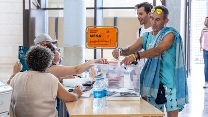 A voter in Valencia shows up in beach gear on Sunday. 