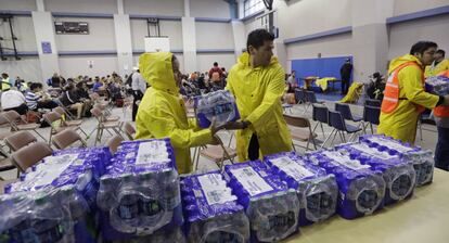 Oficiales proporcionan agua en el centro de evacuación de Corpus Christi.