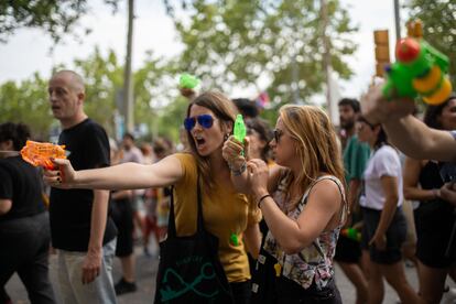 Una asistente a la manifestación contra celebrada en Barcelona en julio bajo el lema "Basta. Pongamos límite al turismo" dispara con una pistola de agua.