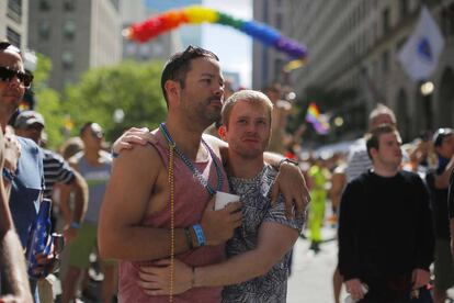 Chris Hemming y Tristan Davison se unen en un momento de silencio por las víctimas del tiroteo en el club gay de Orlando, en Boston (EE UU).