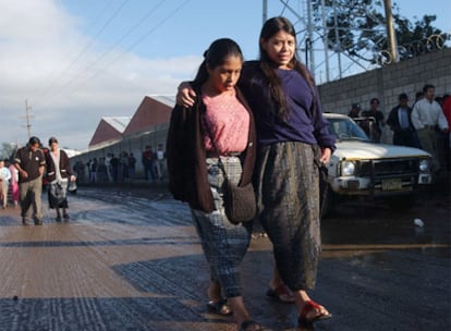 Trabajadores guatemaltecos, en las cercanías de una empresa maquiladora en Guatemala.