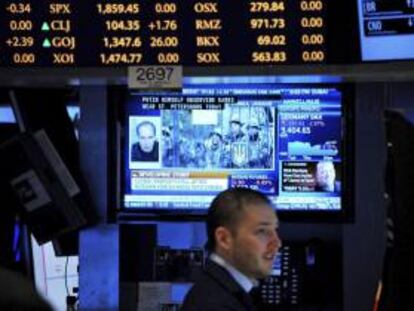 Un inversor trabaja en el parqué de Wall Street, en Nueva York (Estados Unidos).
