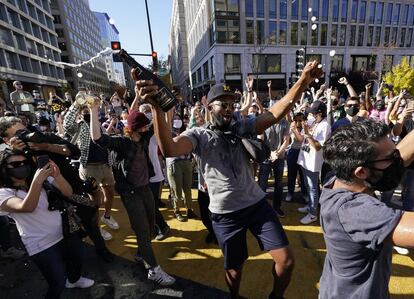 Un grupo partidarios de Biden festeja la victoria del candidato demócrata en la plaza Black Lives Matter Plaza, en Washington.