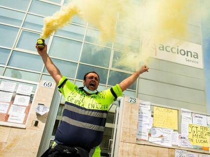 Los trabajadores de Acciona Facility Services protestan por el cierre de Nissan en Barcelona, este miércoles.