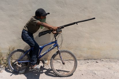 A child with a fake gun in José Joaquín de Herrera.