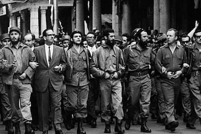 En abril de 1961, Kennedy lanza un intento de invasin de Cuba, lo que precipita el alineamiento de Castro con el bloque sovitico. En diciembre, Castro se proclam marxista-leninista. En la foto, Fidel Castro justo a los revolucionarios Osvaldo Dortico, Ernesto Che Guevara, Augusto Martinez- Sanchez, Antonio Nu?ez- Jimenez, William Morgan y Eloy Guttierrez- Menoyo. FOTO DE ARCHIVO 5 MARZO 1960.