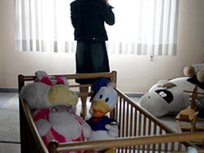 Una mujer con su hijo, el martes pasado, en la casa de acogida para mujeres maltratadas donde vive.
