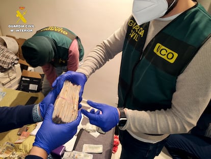 Fajo de billetes intervenidos por los agentes de la Guardia Civil en la operación Goverla.