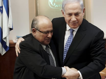 Meir Dagan, exdirector del Mosad, a la izquierda, junto al primer ministro israel&iacute;, Benjamin Netanyahu, en 2011.