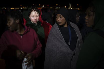 Un grupo de mujeres, entra ellas una albino, esperan a ser atendidas por Cruz Roja en el barco de Salvamento Marítimo Luz de Mar.