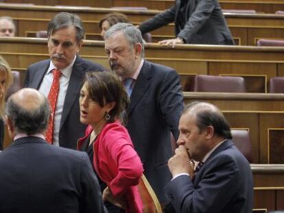 El ministro de Economía, Luis de Guindos, charla, entre otros, con Valeriano Gómez y Soraya Rodríguez.