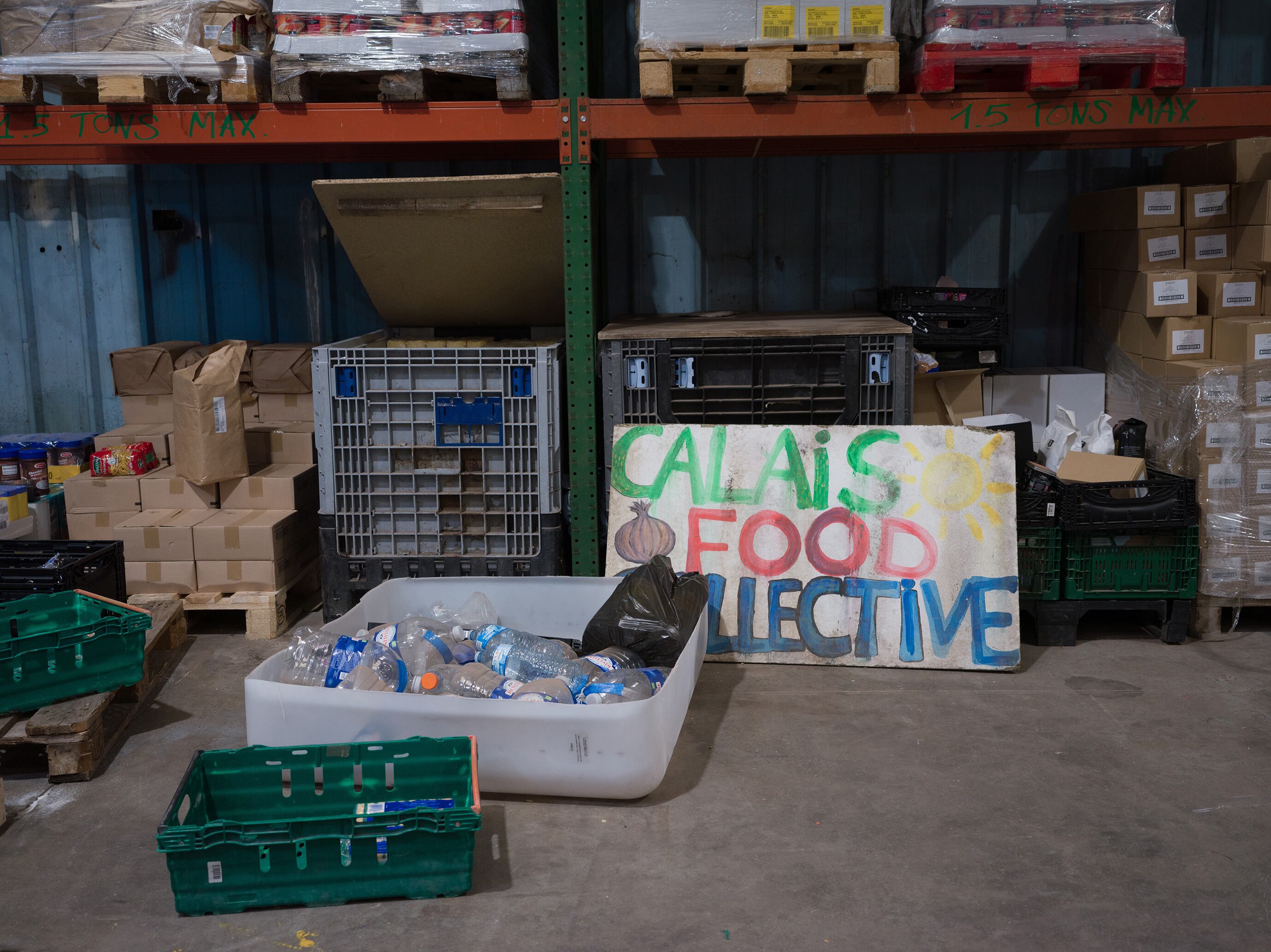 Cajas de alimentos recogidos por diferentes ONG, que son repartidas entre los inmigrantes que viven en los bosques.