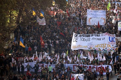 Los estudiantes han marchado por el centro de Santiago, donde en el el frontis de la casa central de la Universidad de Chile, la pública más importante y antigua del país, una pancarta gigante señalaba: "Más democracia y menos corrupción, que Chile decida su educación".