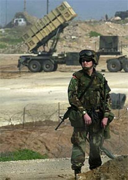 Un soldado de EE UU monta guardia frente a una batería de Patriot en Israel.