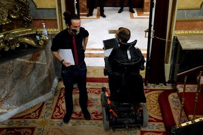 El vicepresidente segundo, Pablo Iglesias, conversa con el portavoz de Podemos, Pablo Echenique, en el Congreso.