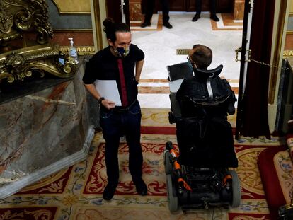 El vicepresidente segundo, Pablo Iglesias, conversa con el portavoz de Podemos, Pablo Echenique, en el Congreso.