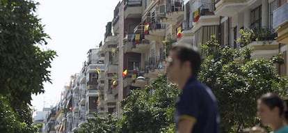 Banderas de Espa&ntilde;a en la calle Asunci&oacute;n en el barrio de Los Remedios de Sevilla.