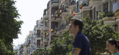 Banderas de España en la calle Asunción en el barrio de Los Remedios de Sevilla.
