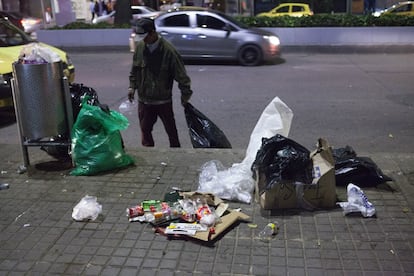 En América Latina existe un millón y medio de recicladores y recicladoras informales que suelen pertenecer a los sectores más pobres y vulnerables de la sociedad. En un continente que apenas recicla, miles de mujeres que trabajan en este campo reclaman reconocimiento, condiciones de trabajo más dignas e inclusión en la gestión de residuos