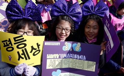 Niñas ataviadas con grandes lazos morados en la cabeza durante un acto celebrado en Seúl, Corea del surJ