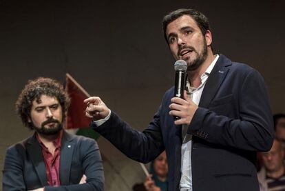 El candidato de IU-Unidad Popular a la Presidencia del Gobierno, Alberto Garzón, durante un acto de campaña para las elecciones del 20D, en el barrio burgalés del Gamonal.