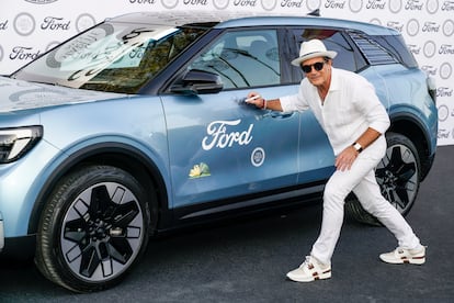 Antonio Banderas estampa su firma en el Ford Explorer 100% eléctrico, antes del inicio de la Gala Starlite 2023, este 13 de agosto en Marbella.
